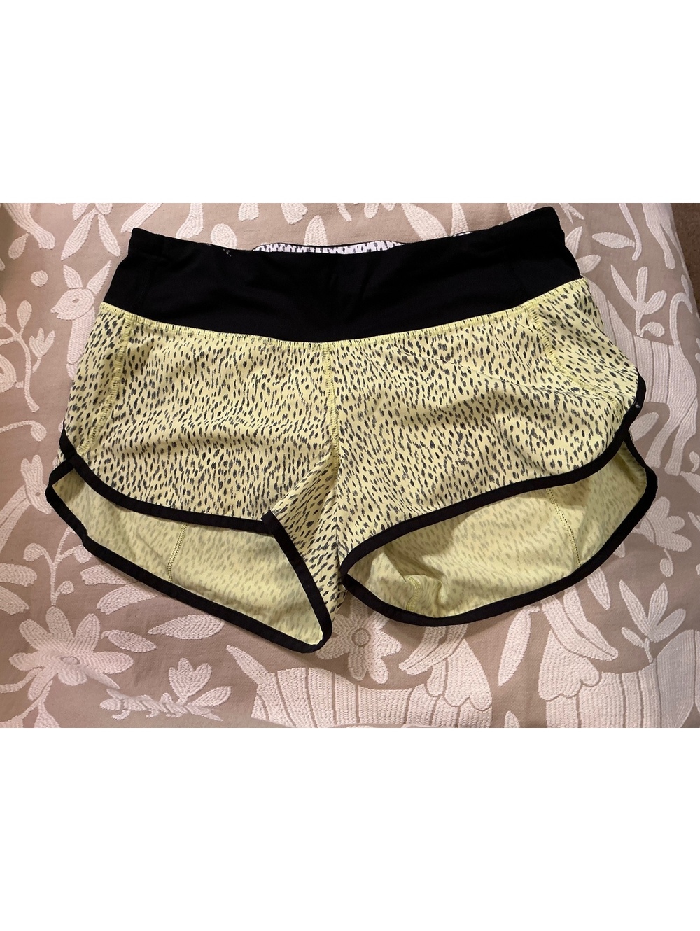 Lululemon Black and Yellow Shorts Sz 4